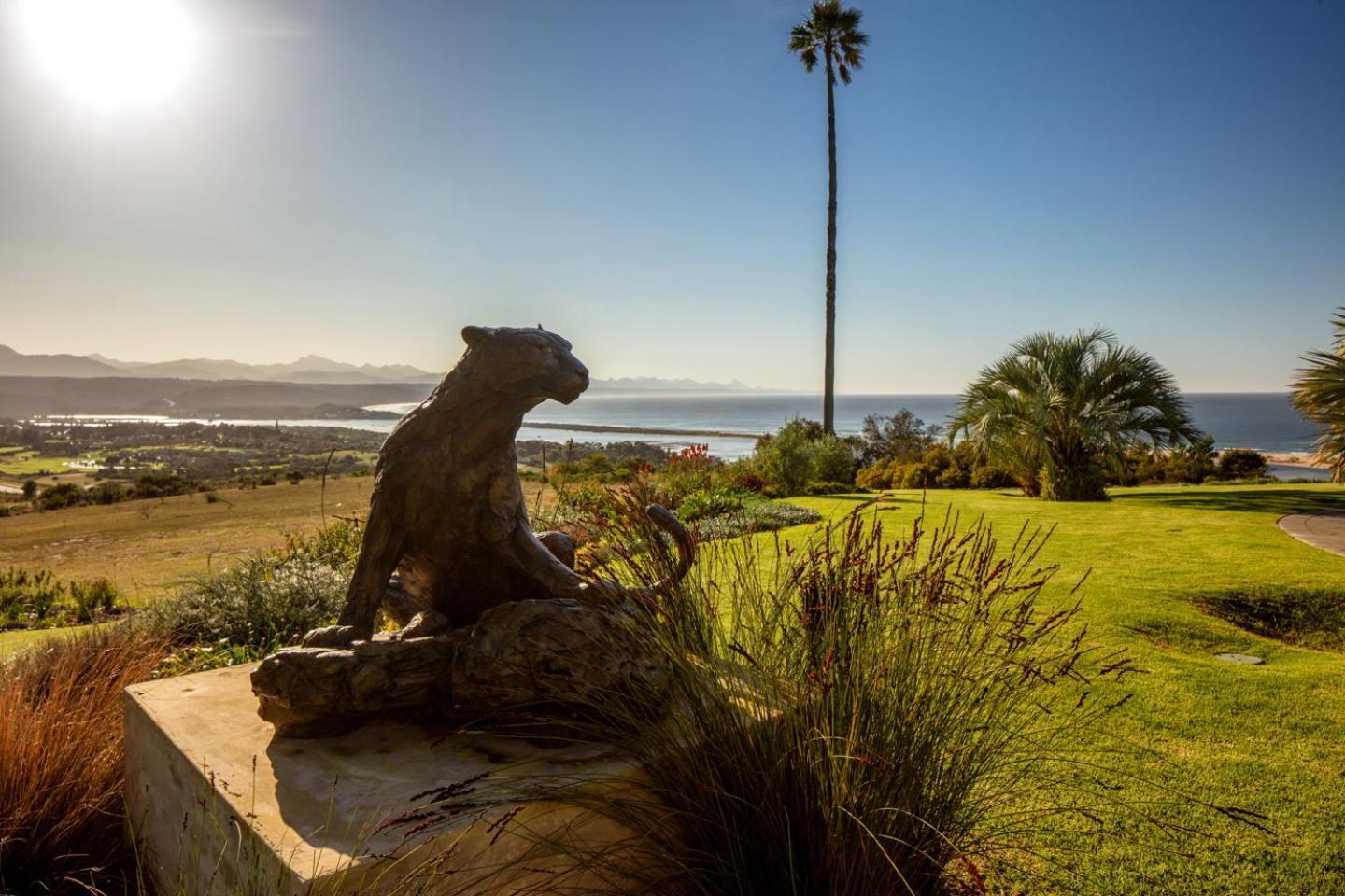 Sky Villa Boutique Hotel By Raw Africa Collection Plettenberg Bay Exterior foto The Bobcat statue at the entrance of the school