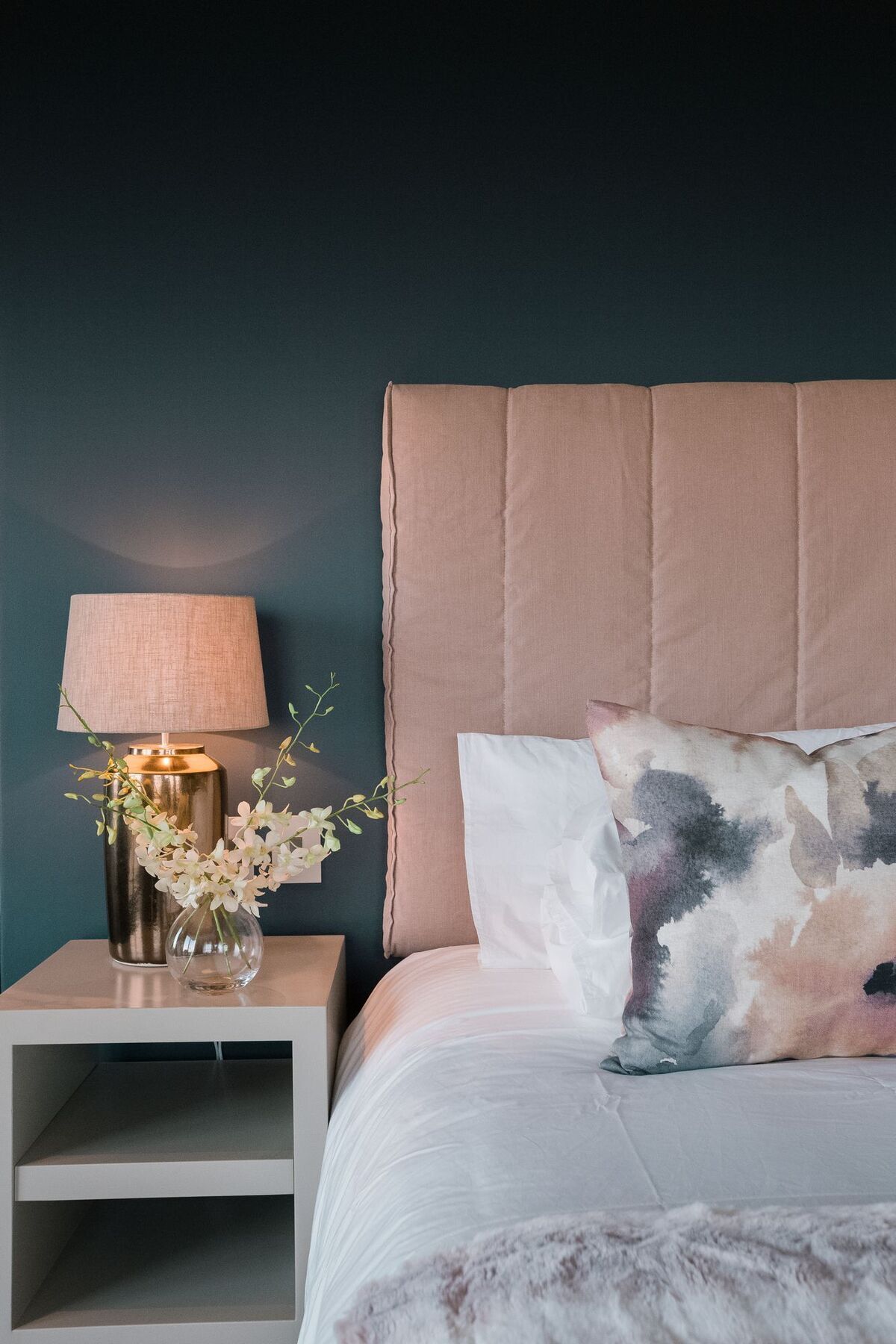 Sky Villa Boutique Hotel By Raw Africa Collection Plettenberg Bay Exterior foto A bedroom with a bed and a bedside table